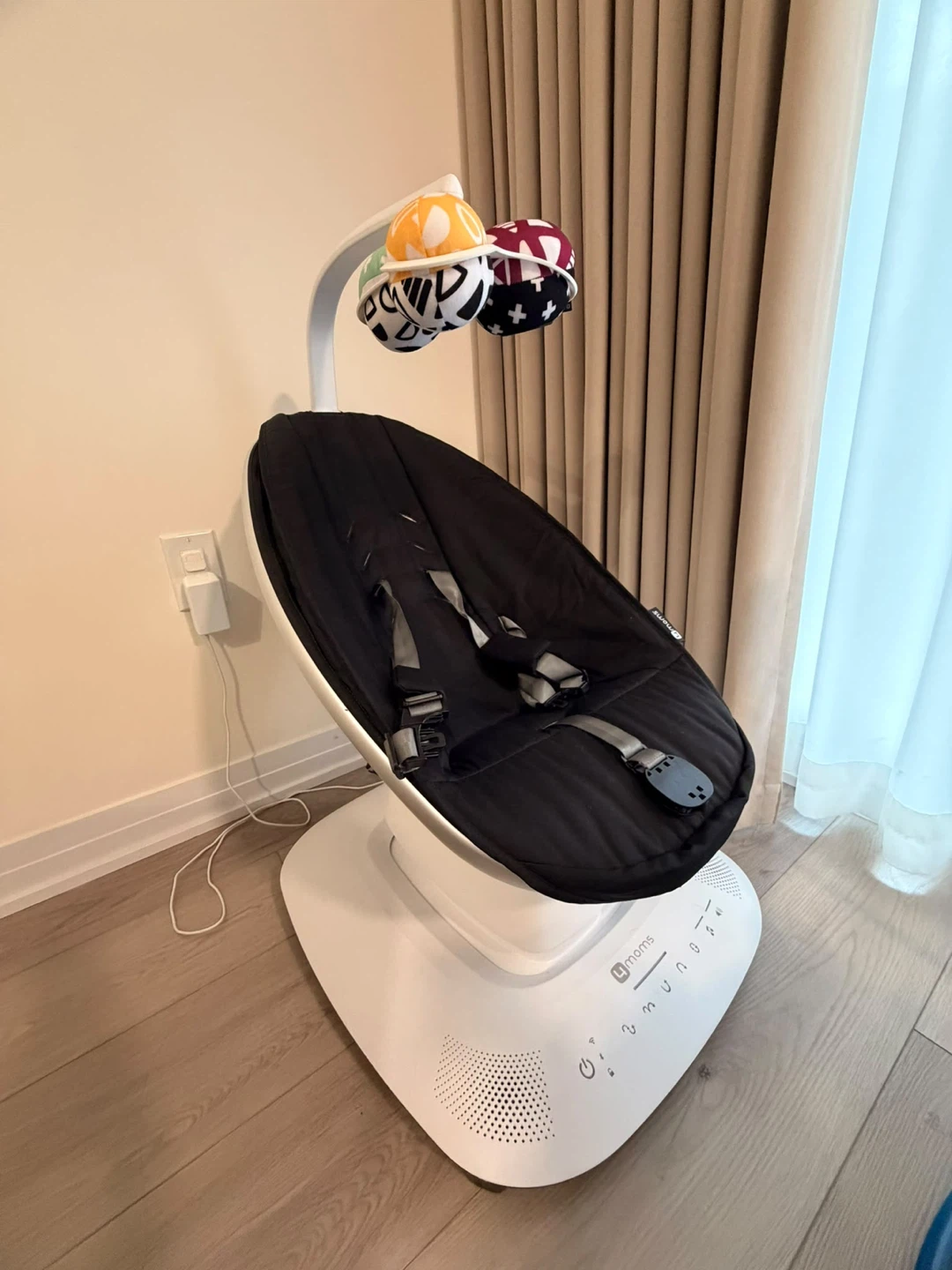 Like New 4moms MamaRoo Multi-Motion Baby Electric Swing