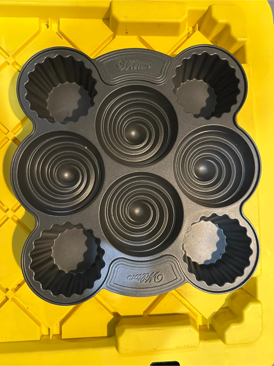 Wilton 6-Cavity Cupcake Baking Pan
