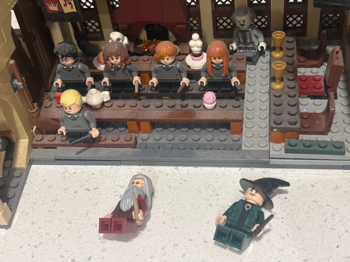 LEGO Harry Potter Hogwarts Great Hall - photo 2