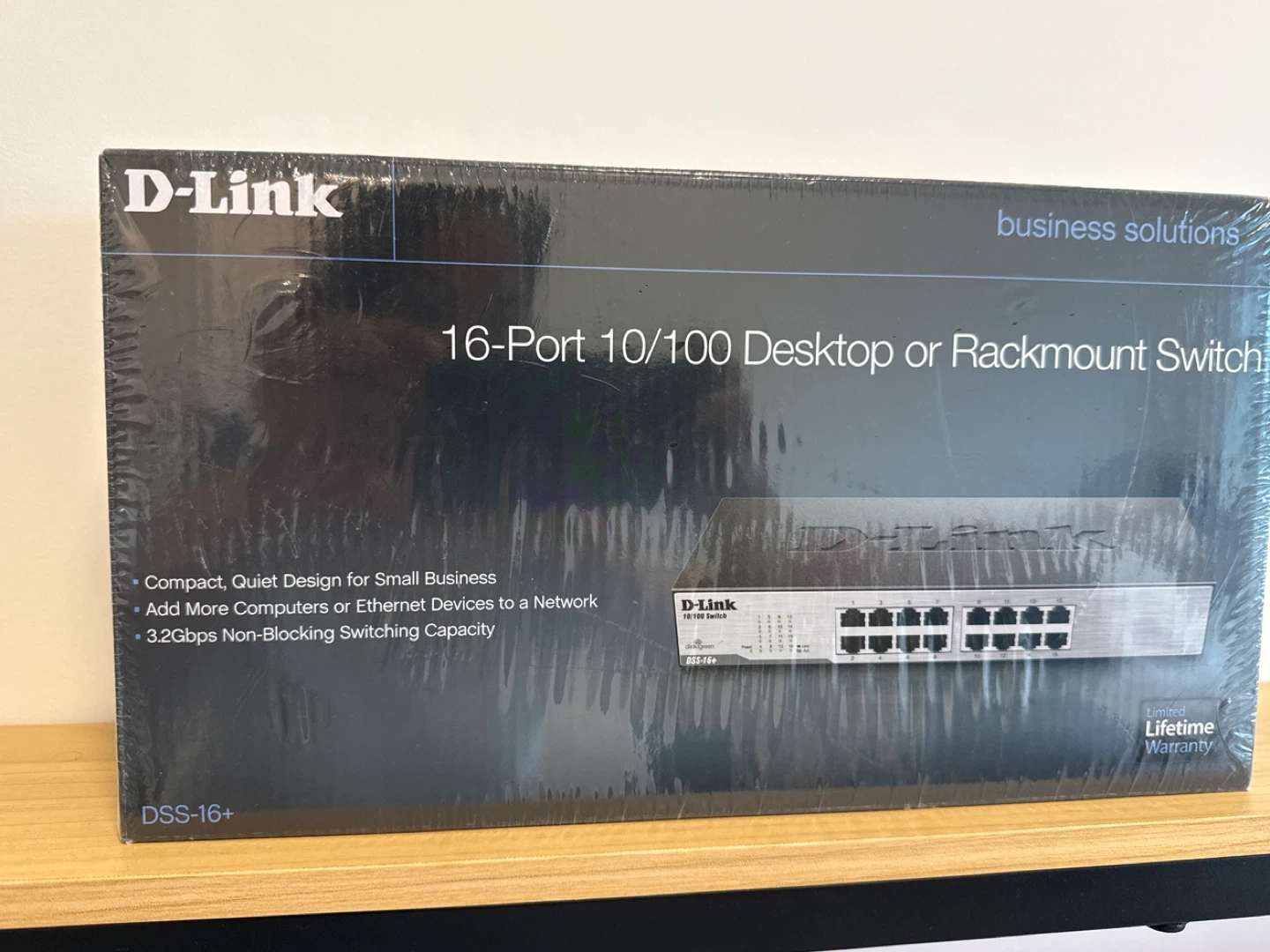 D-Link 16-Port 10/100 Desktop or Rackmount Switch (DSS-16+)
