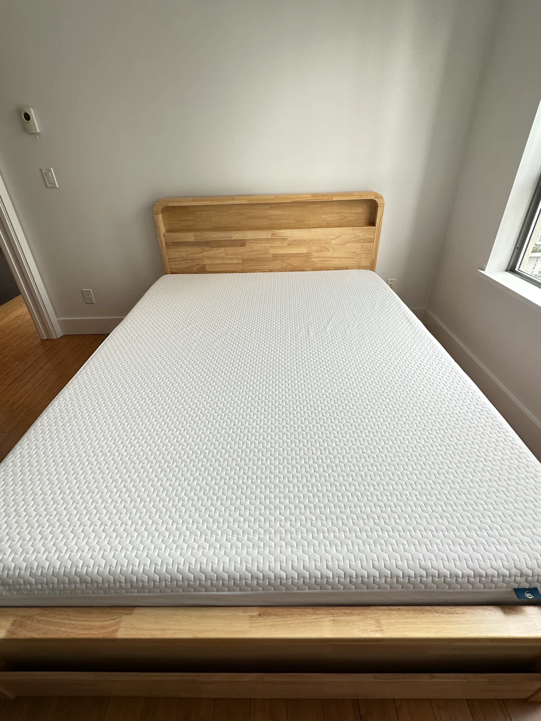 Serta & Novo Tech Polar Mattress with Wooden Shelf Bed Frame