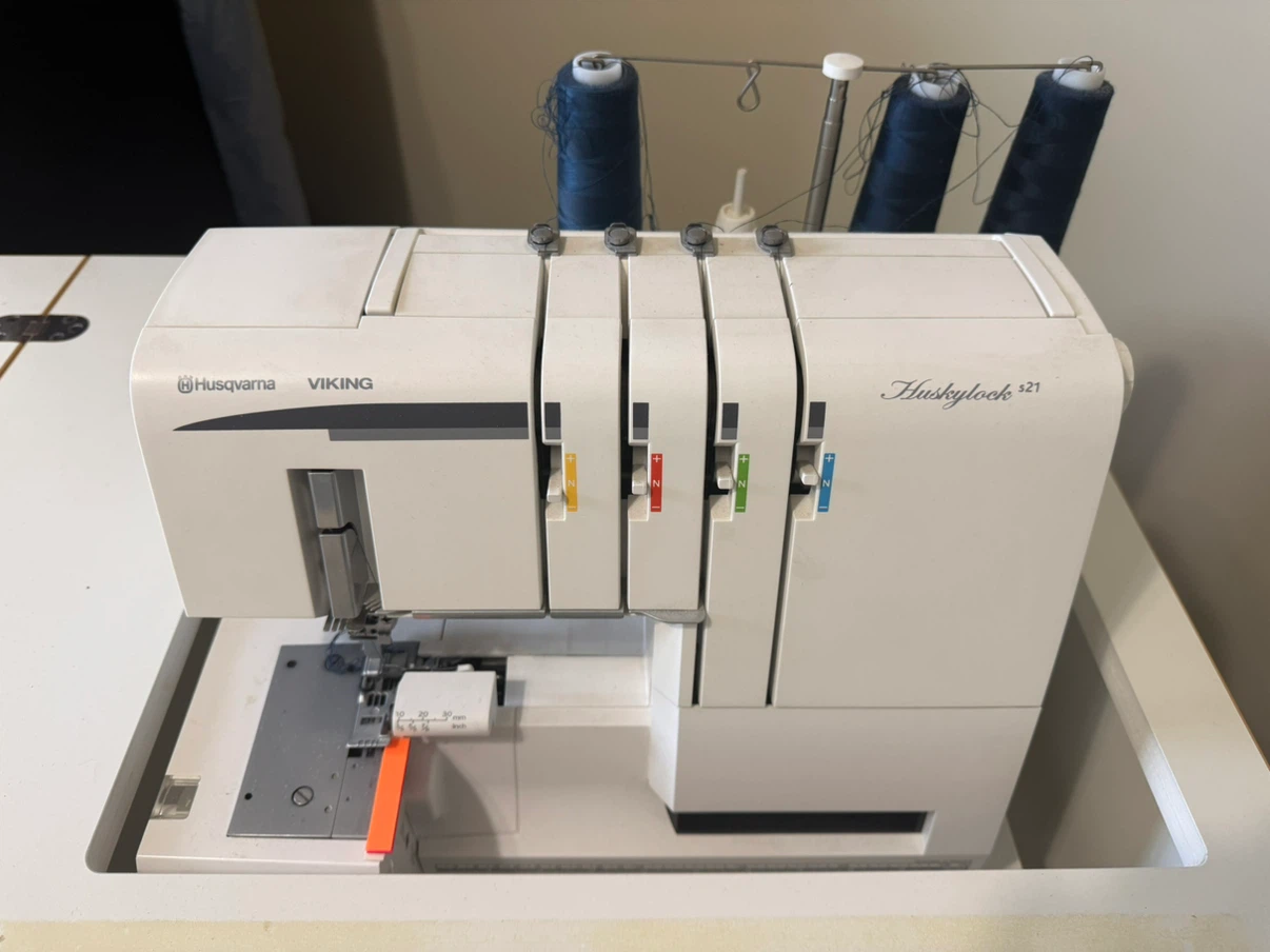 Husqvarna Viking Husqylock S21 Serger Sewing Machine