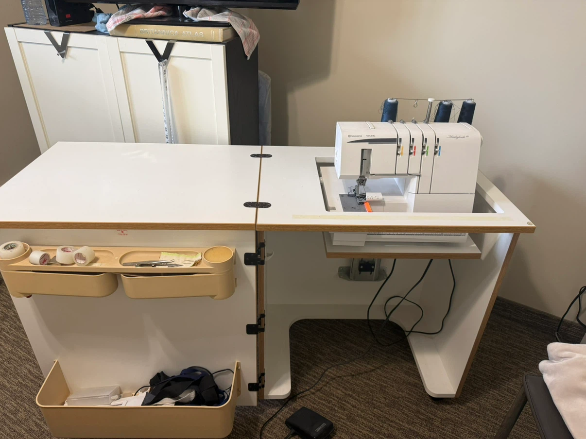 Husqvarna Viking Husqylock S21 Serger Sewing Machine - photo 2
