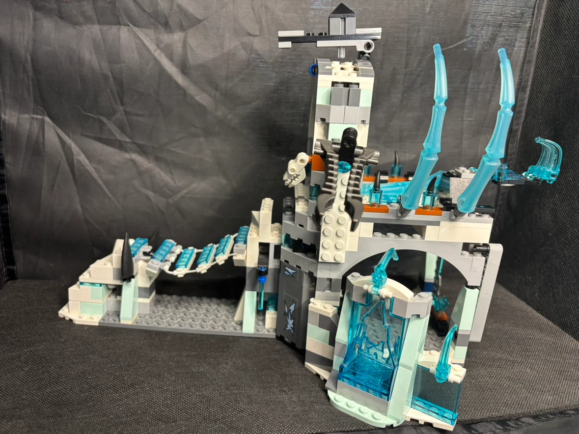 LEGO  70147 Sir Fangar's Ice Fortress not complete