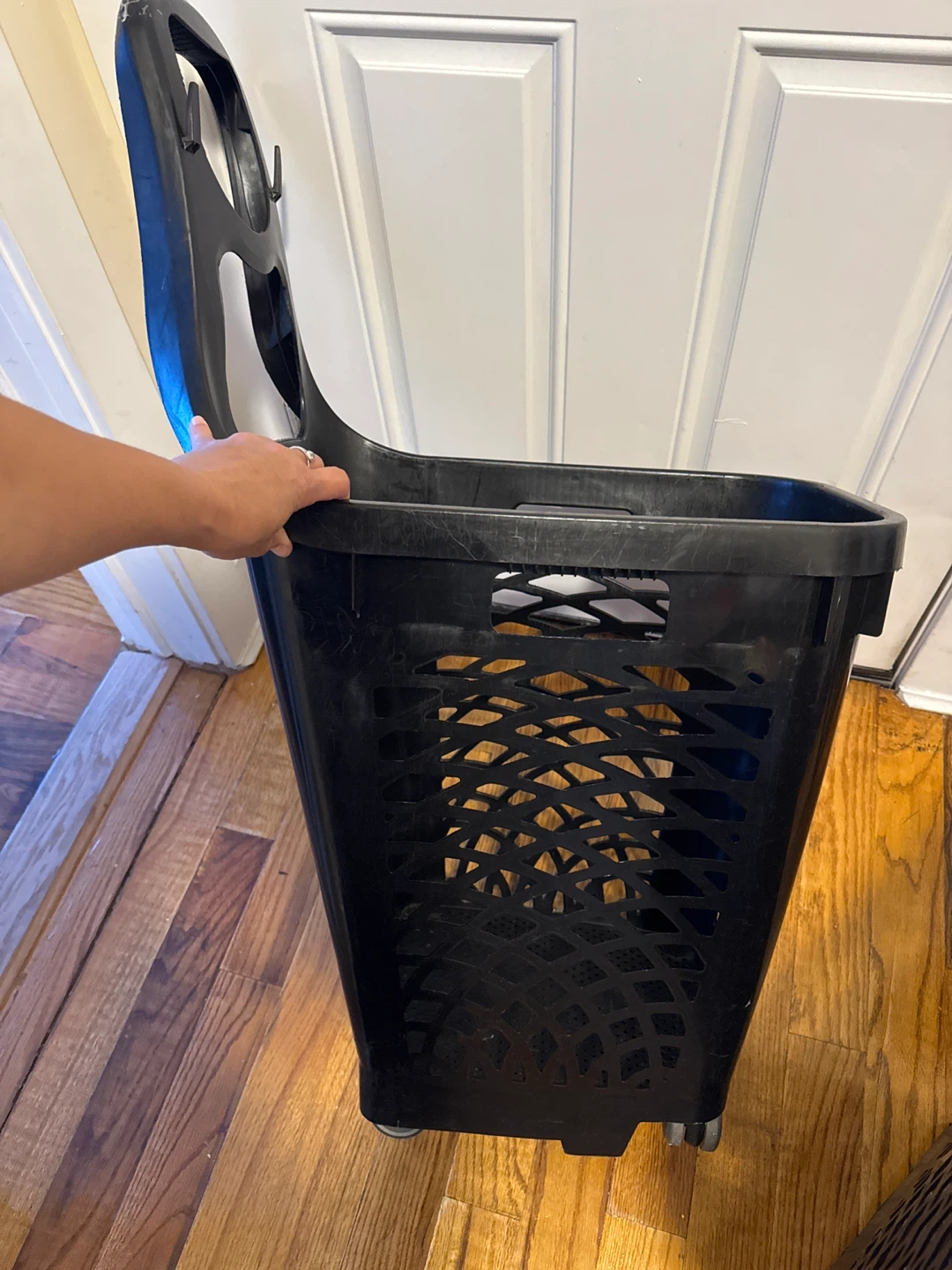 A laundry basket with wheels - photo 2