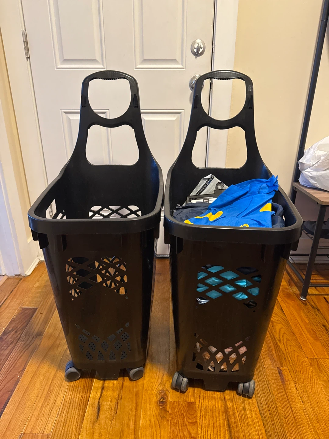 A laundry basket with wheels - photo 4