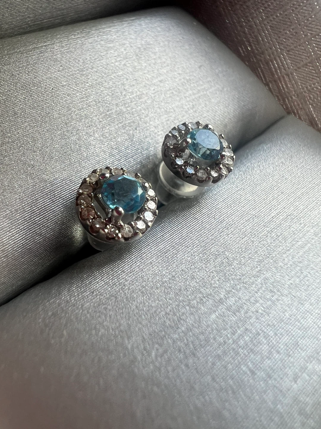 10K White Gold Blue topaz and diamonds Stud Earrings