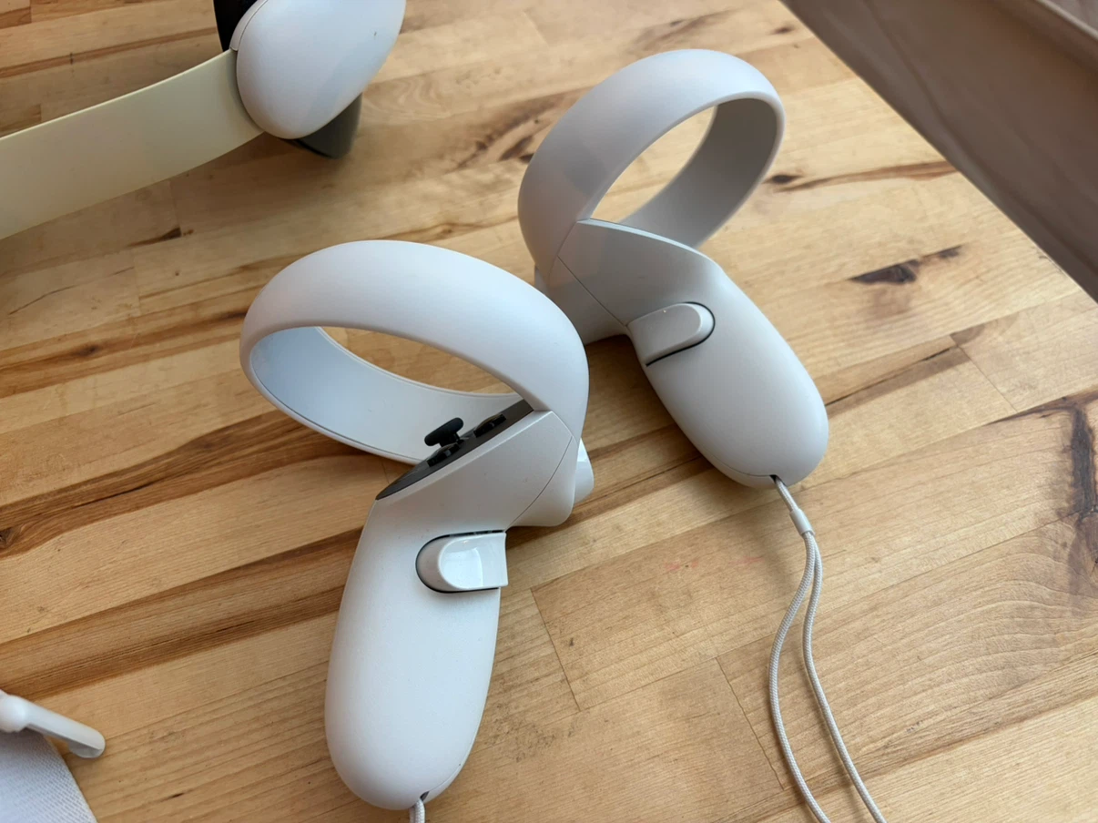 Oculus Quest 2 VR Headset Bundle - photo 2