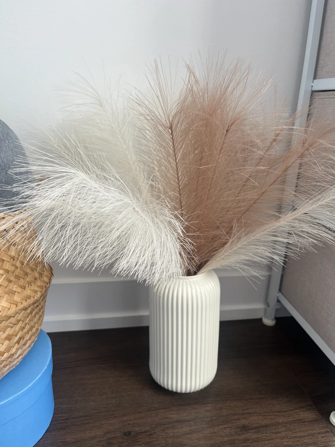 Decorative Dried Pampas Grass with Vase