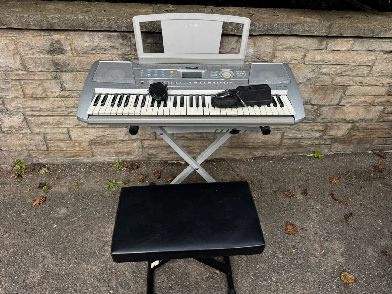 Yamaha PSR-290 61-Key Keyboard Bundle