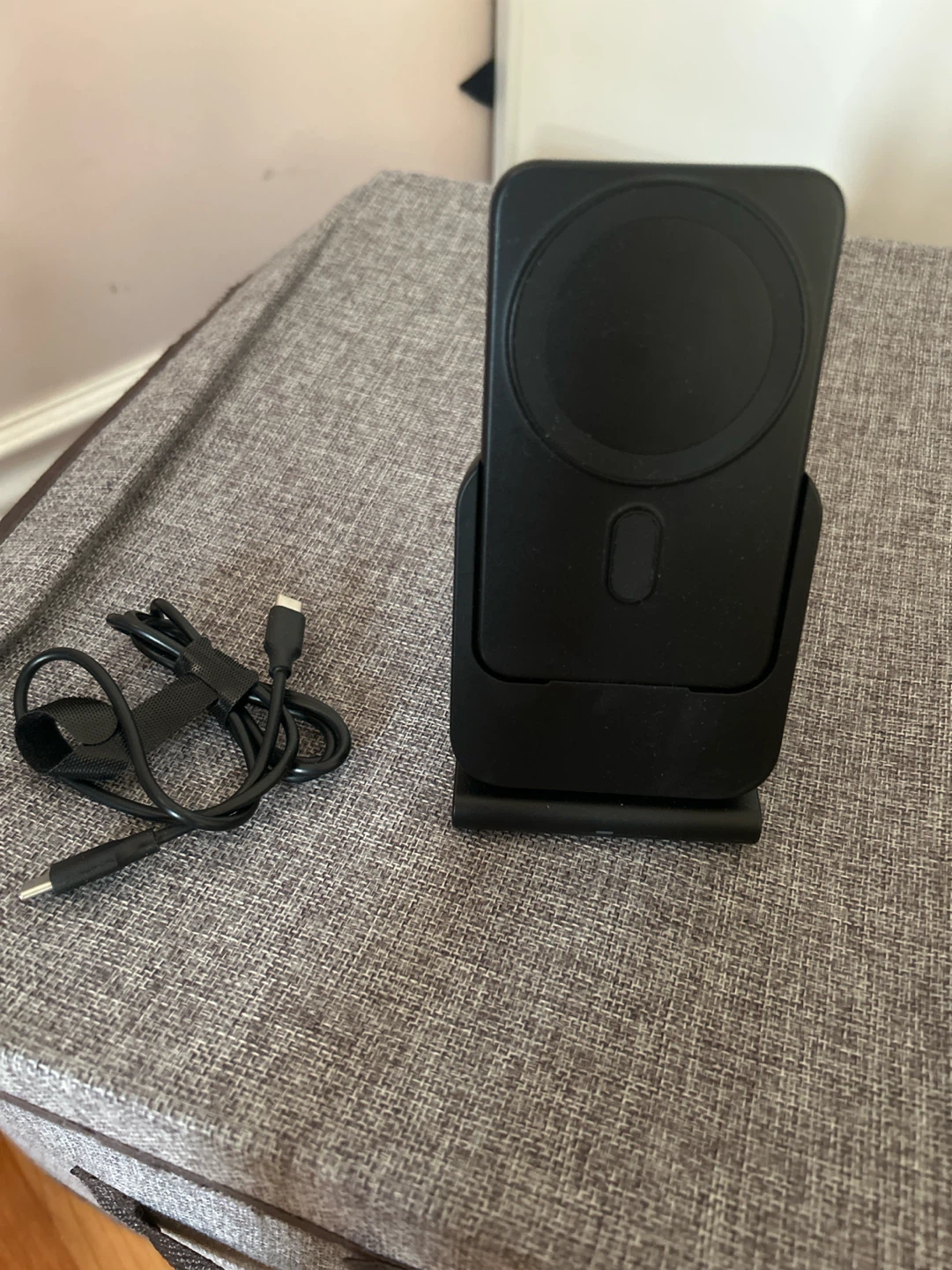 Black Wireless Charging Stand with 5000mAh Power Bank