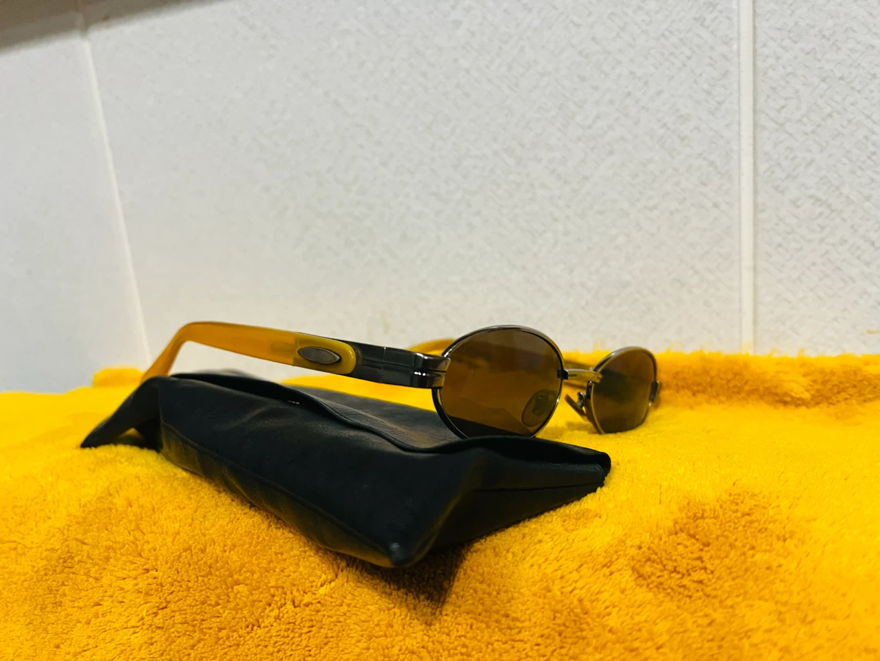 Oakley Sunglasses with Case - photo 2