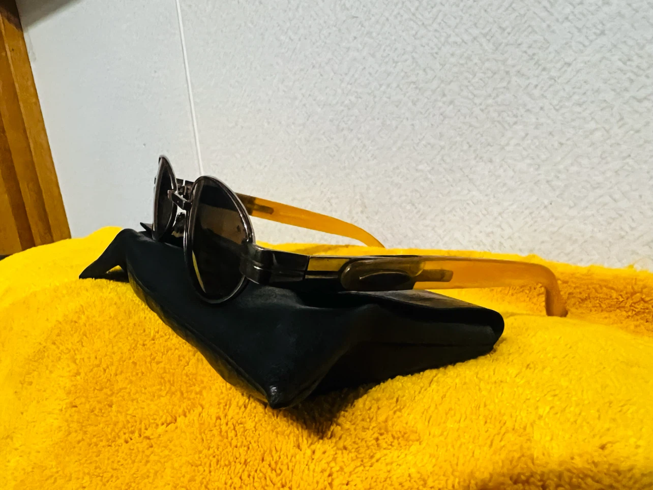 Oakley Sunglasses with Case - photo 3