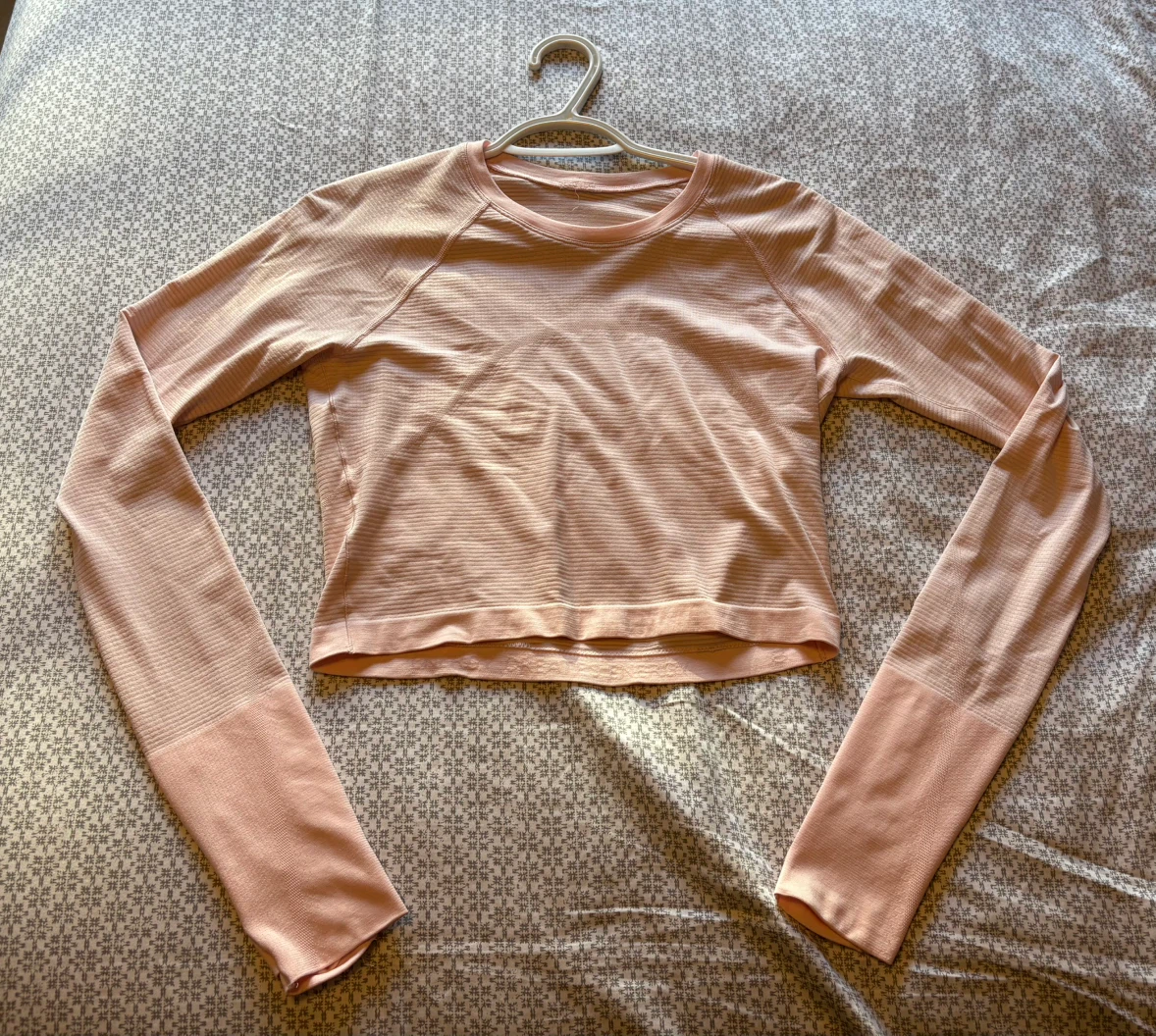 ✨✨Lululemon Pink Long Sleeve Crop Top
