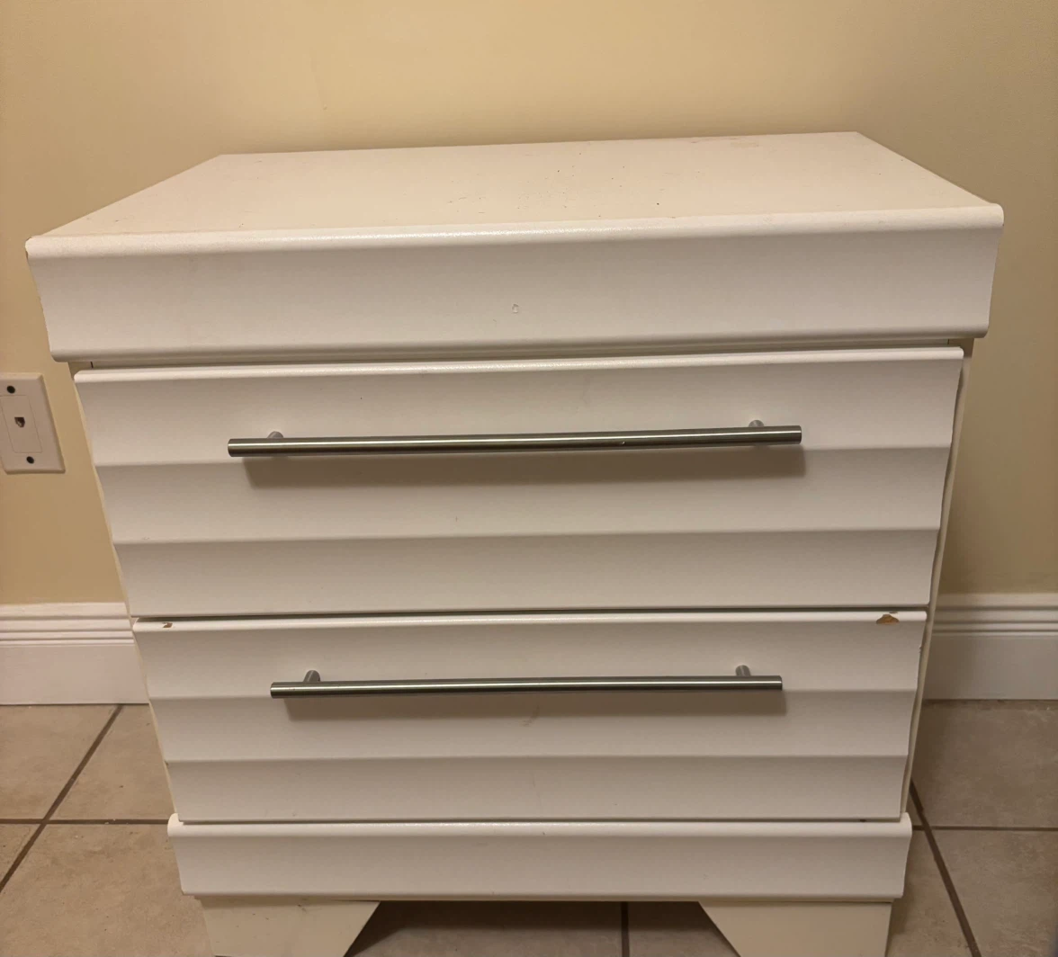 2 nightstands with drawers
