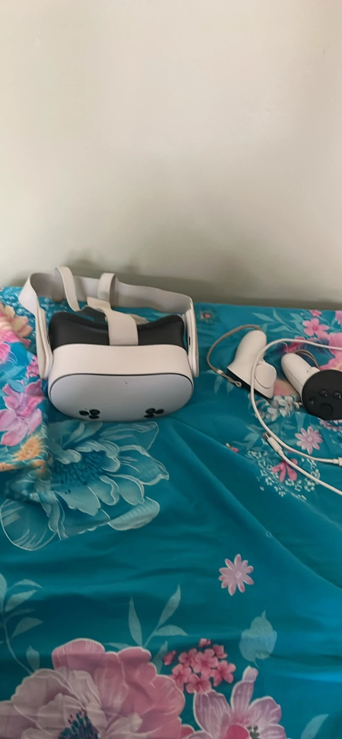 Meta Quest 3s VR Headset with Controllers charger and box - photo 3