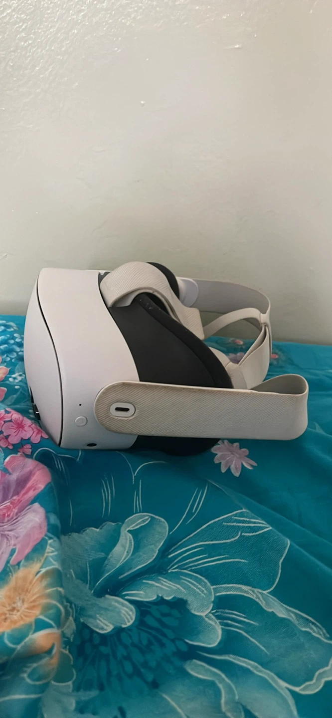 Meta Quest 3s VR Headset with Controllers charger and box - photo 4