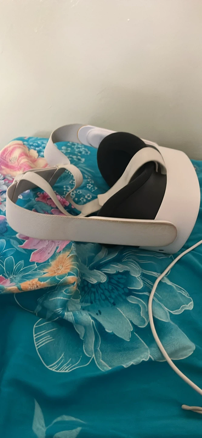 Meta Quest 3s VR Headset with Controllers charger and box - photo 5