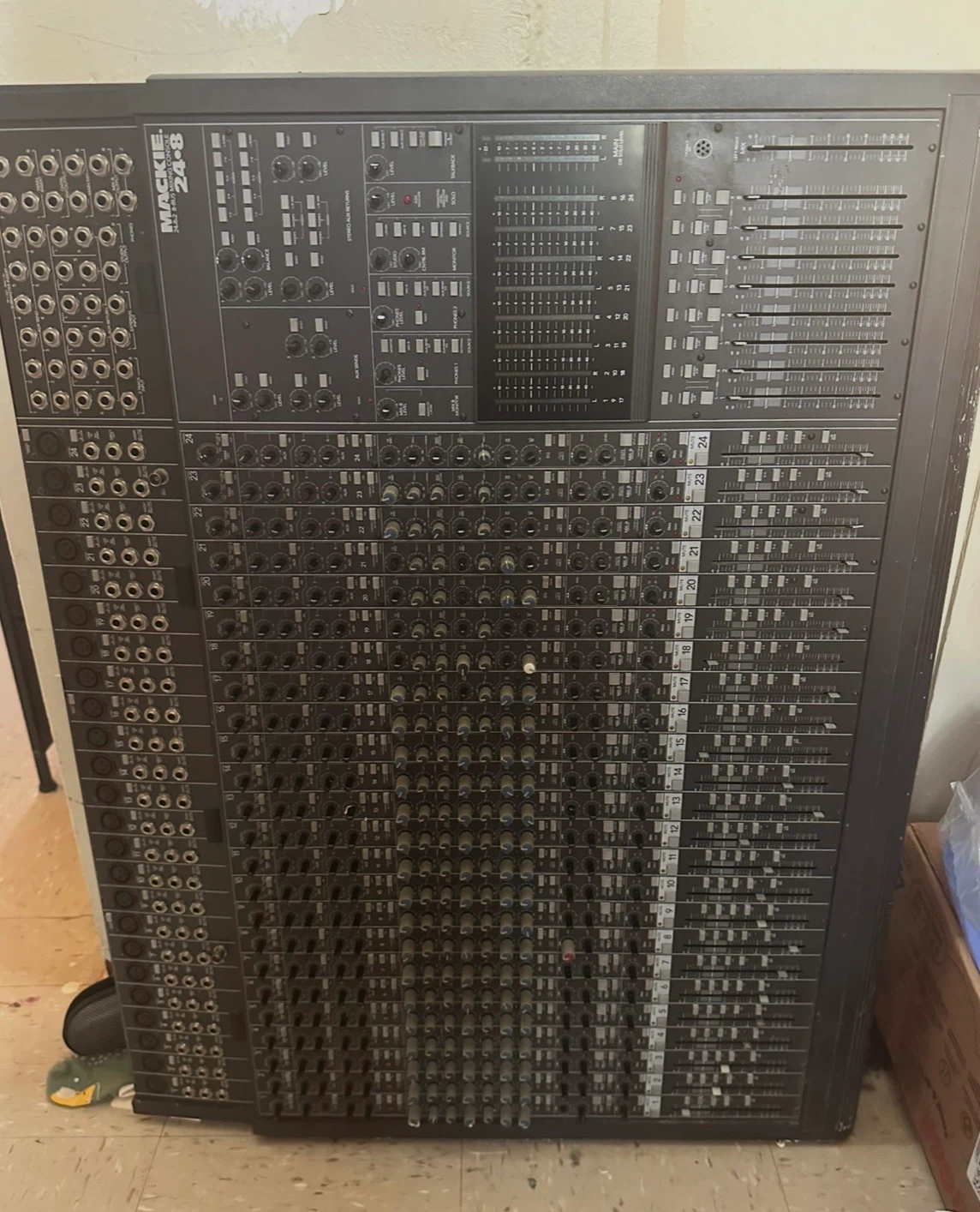 Mackie 24-8 Bus Mixing Console