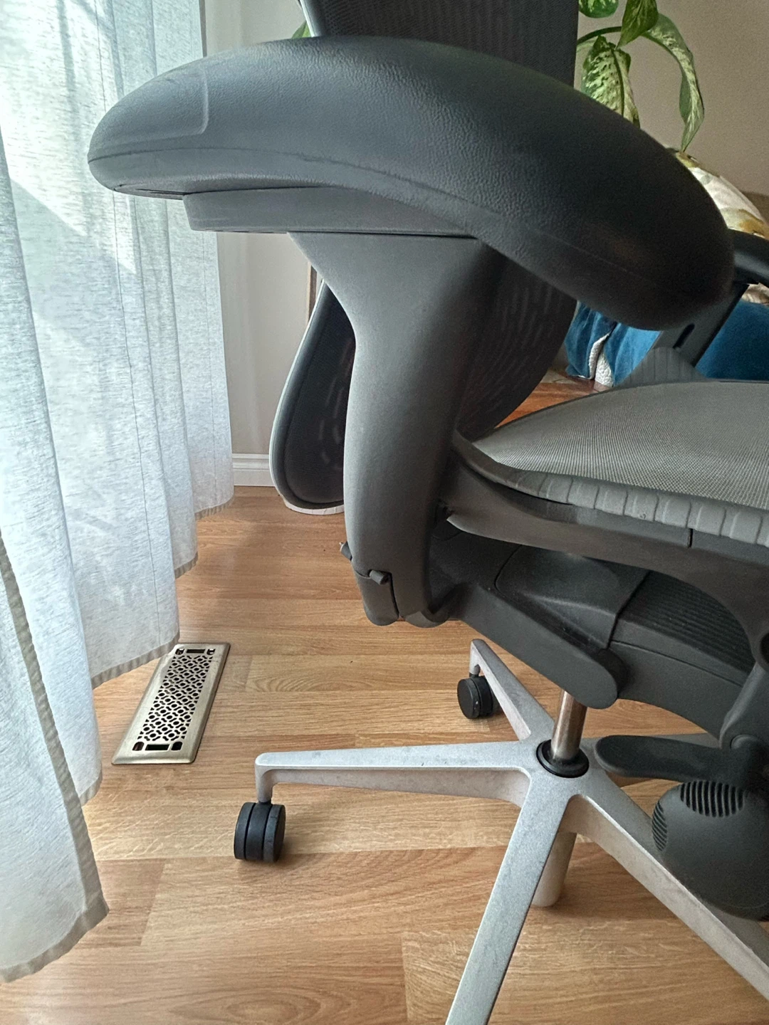 Herman Miller Mirra 2 (fully loaded!) - photo 3