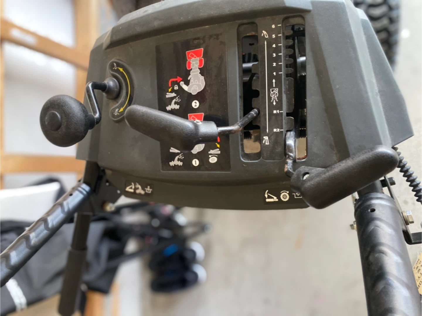 Briggs & Stratton 1024MD Snowblower - photo 2
