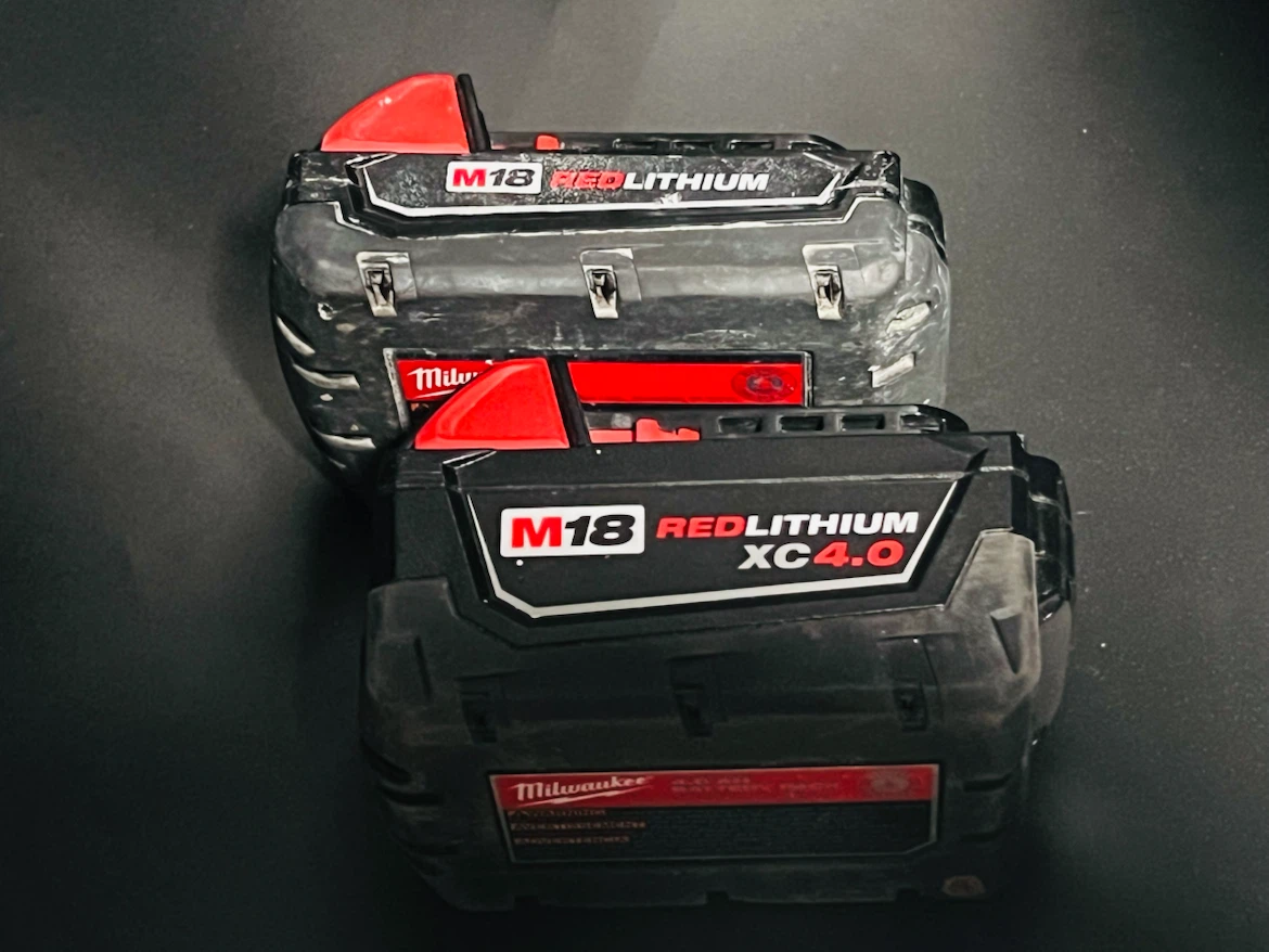 Milwaukee M12 & M18 Charger With 2 Batteries - photo 2