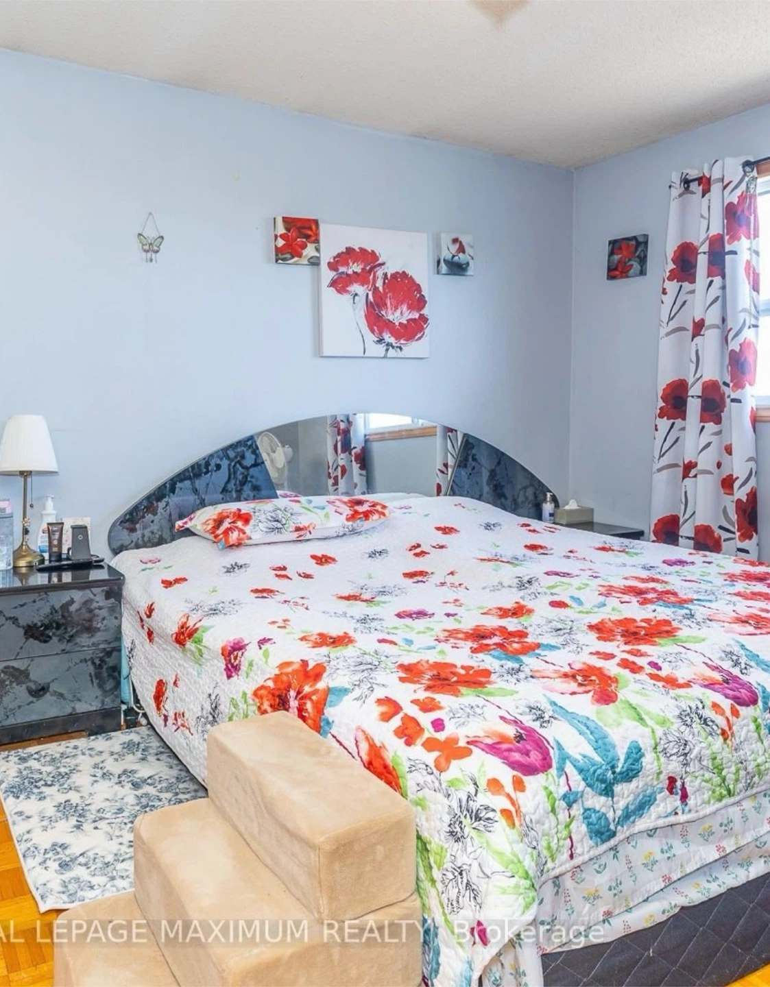 King size Bed Frame and 2 side tables. Office desk and chair. - photo 2
