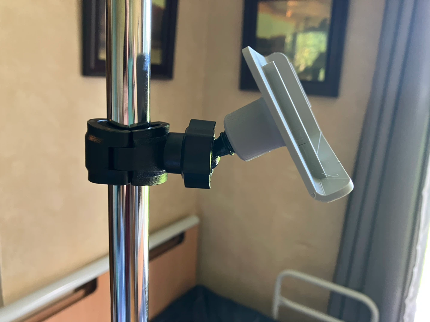 Quick Release Pump Holder/IV Pole Clamp for Kangaroo Omni - photo 3