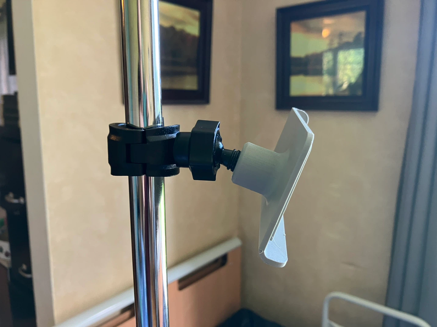 Quick Release Pump Holder/IV Pole Clamp for Kangaroo Omni - photo 4