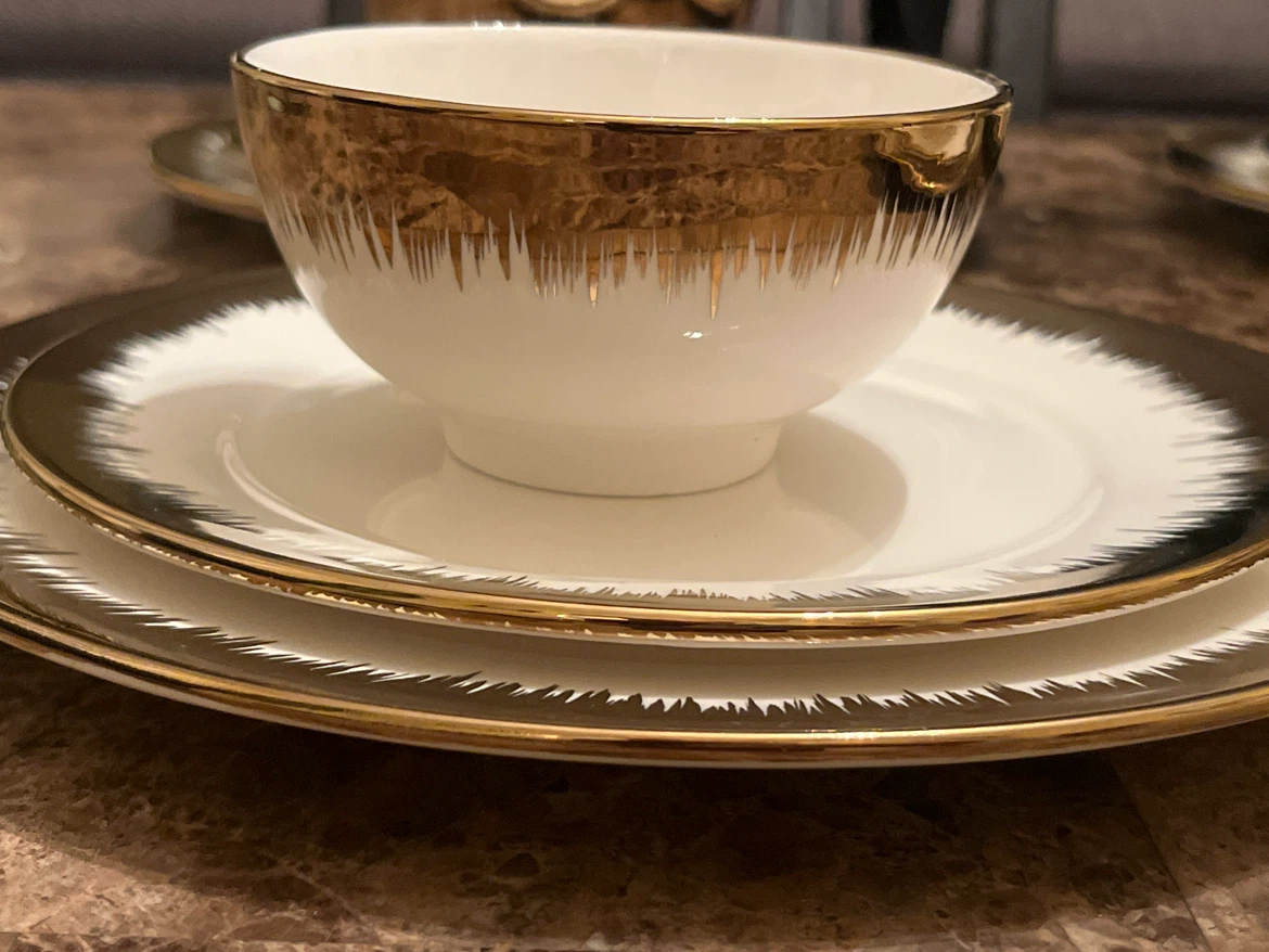 12-Piece Luxury Gold & White Dinnerware Set – Service for 4 - photo 2