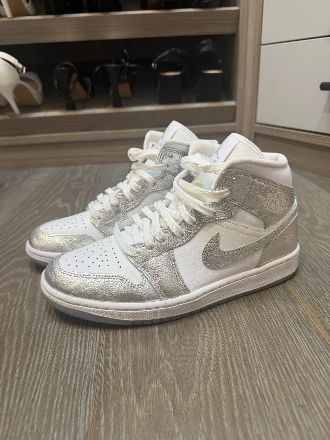 Air Jordan 1 Mid Metallic Silver – Women’s Size 9