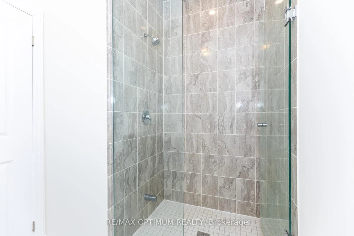 Luxurious 3-Bed Townhouse for Lease – Aurora Trails - photo 5