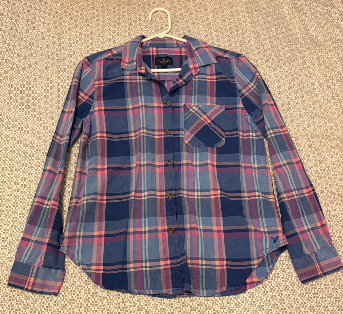 ✨✨American Eagle Outfitters Plaid Button-Down Shirt