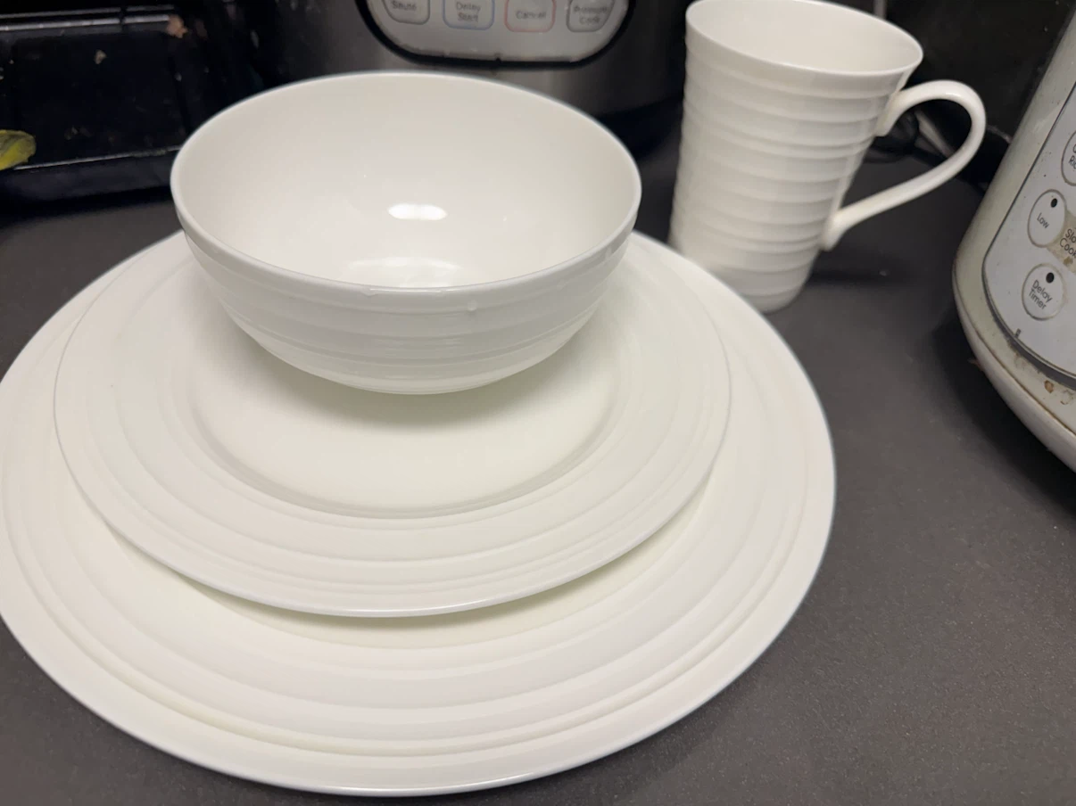 Selling a 16 piece dinner set