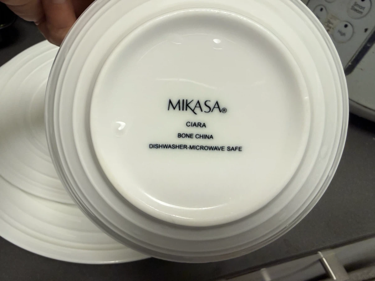 Selling a 16 piece dinner set - photo 2