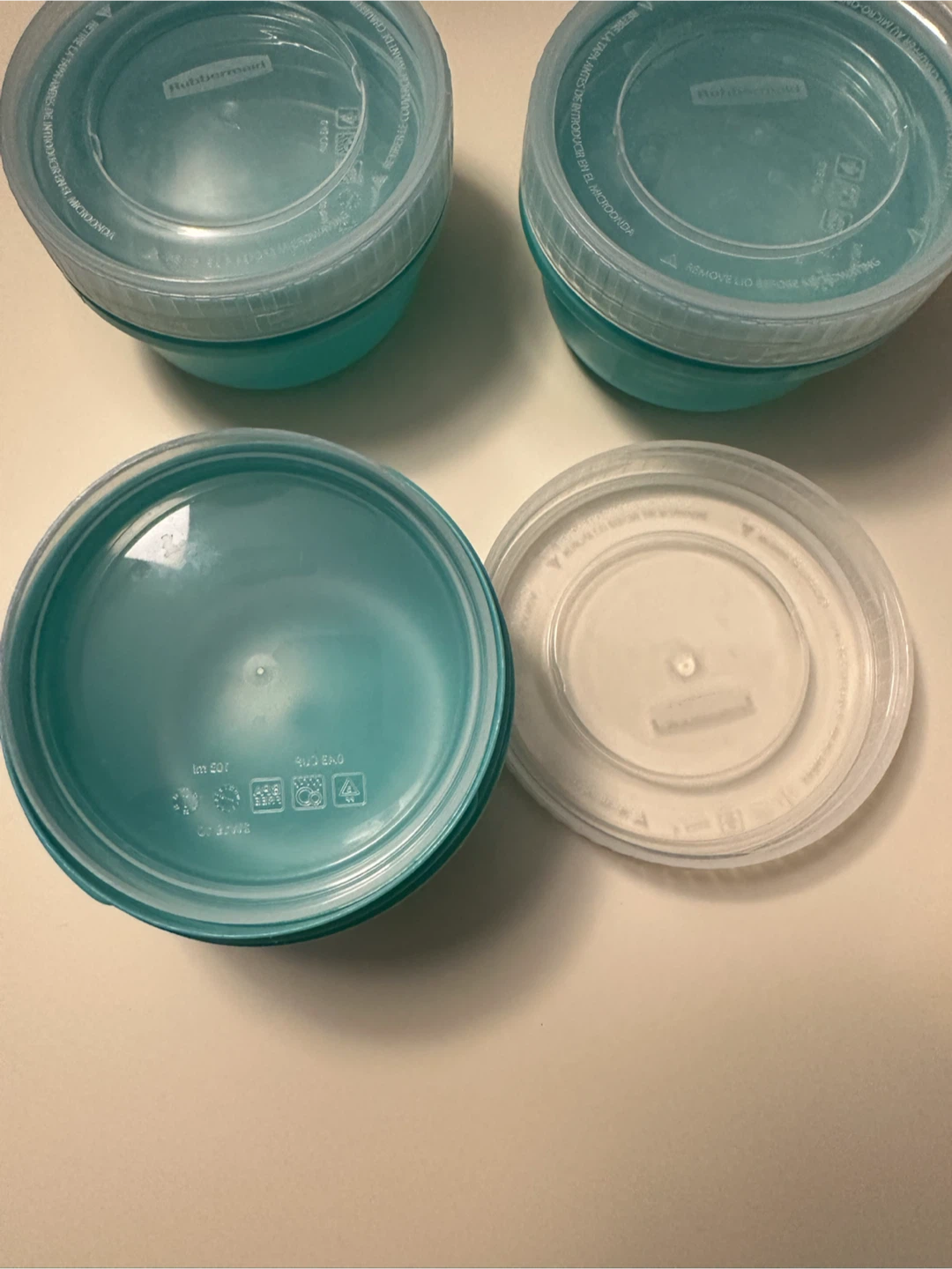 3 Rubbermaid plastic containers - photo 2