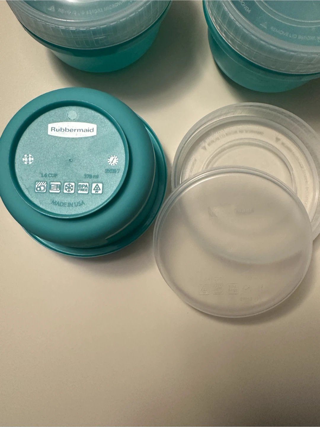 3 Rubbermaid plastic containers - photo 3