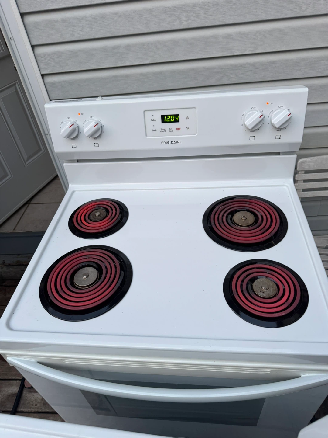 🆓livraison 300$ Cuisinière électrique Frigidaire blanche 4 ronds