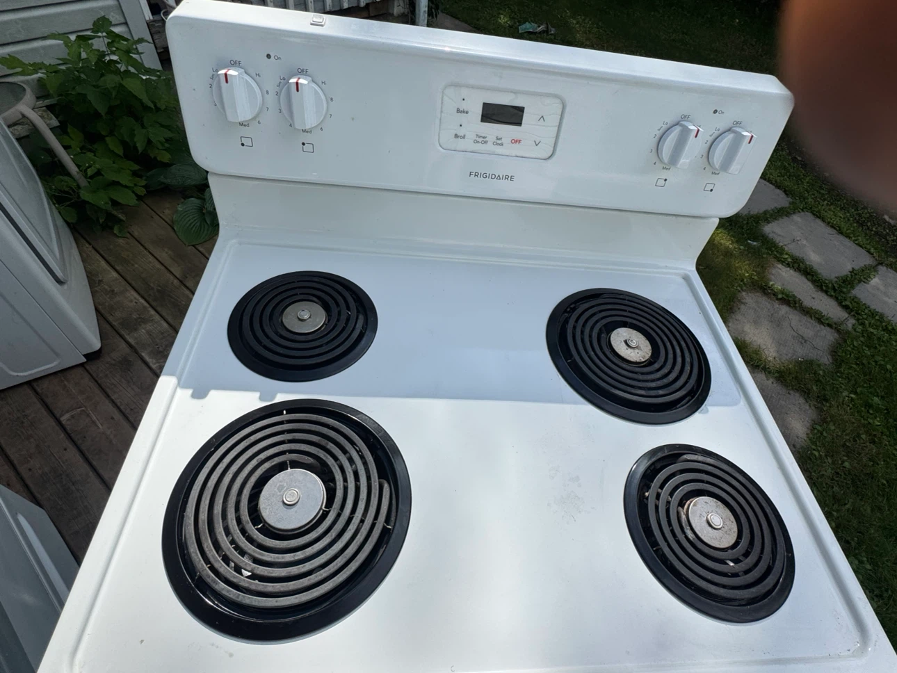 🆓livraison 300$ Cuisinière électrique Frigidaire blanche 4 ronds - photo 5