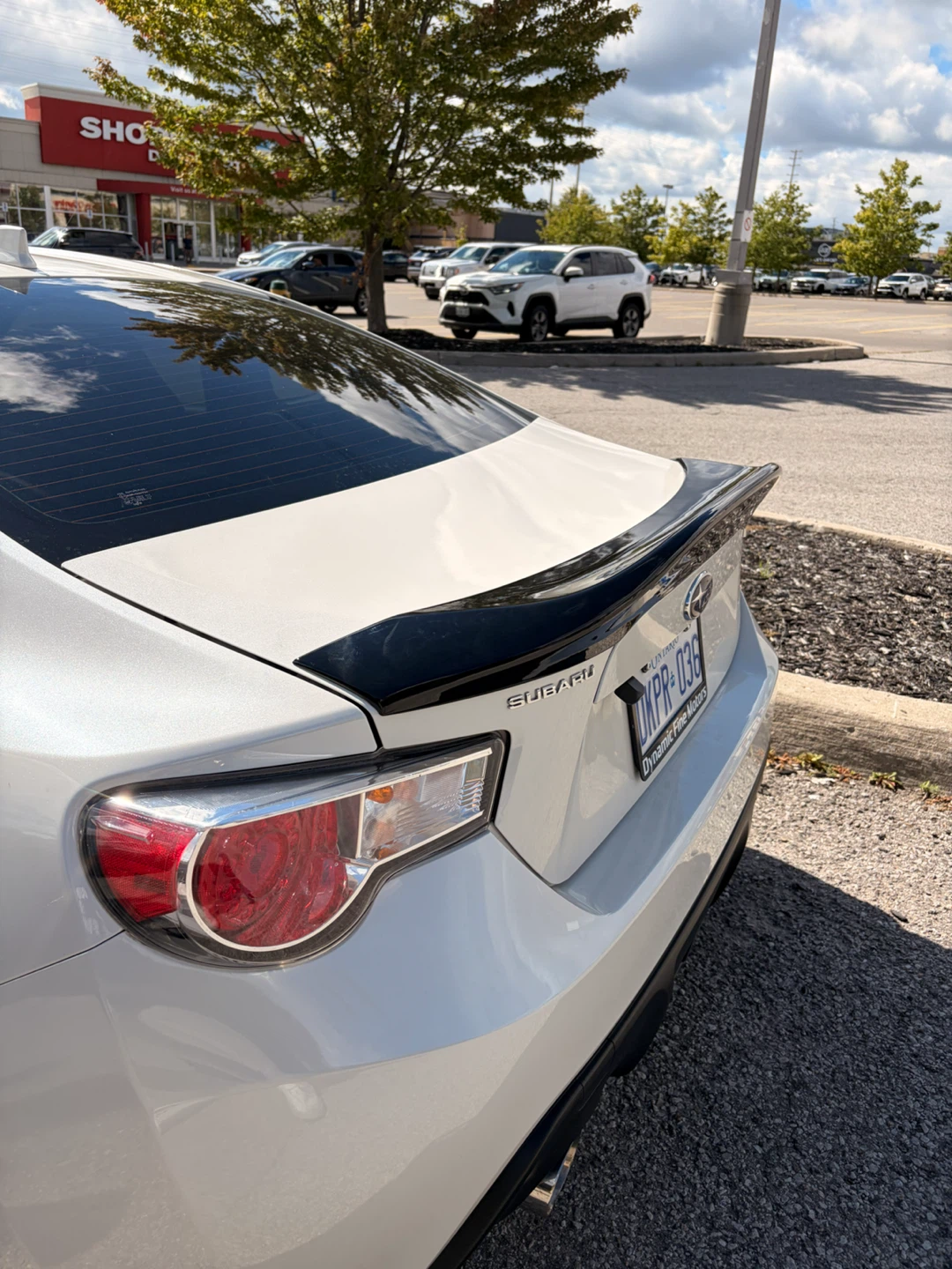 Gloss black trunk spoiler, roof wing