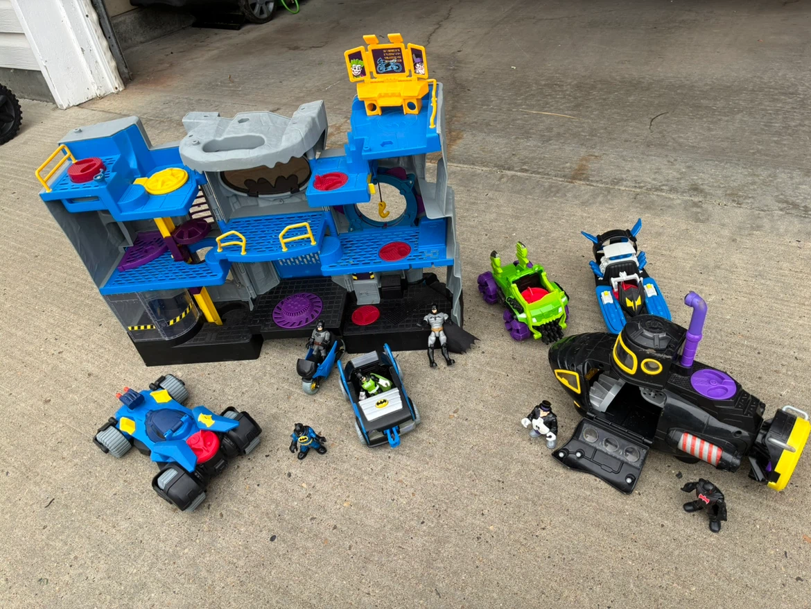 Fisher-Price Imaginext DC Super Friends Batcave Playset