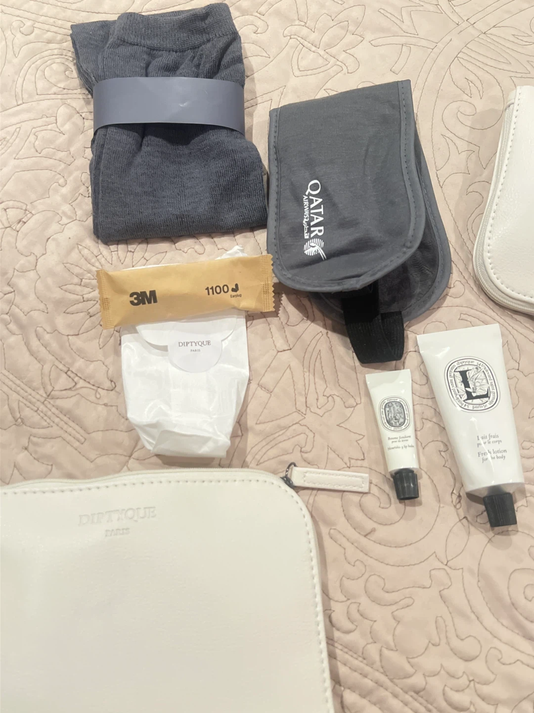 3 Diptyque Paris White Pouches Qatar Airways Business Class - photo 2
