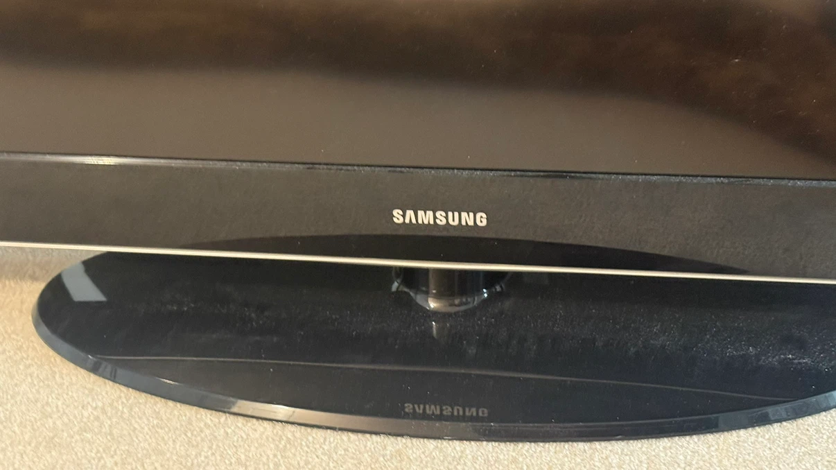 Samsung 52-inch TV - photo 2