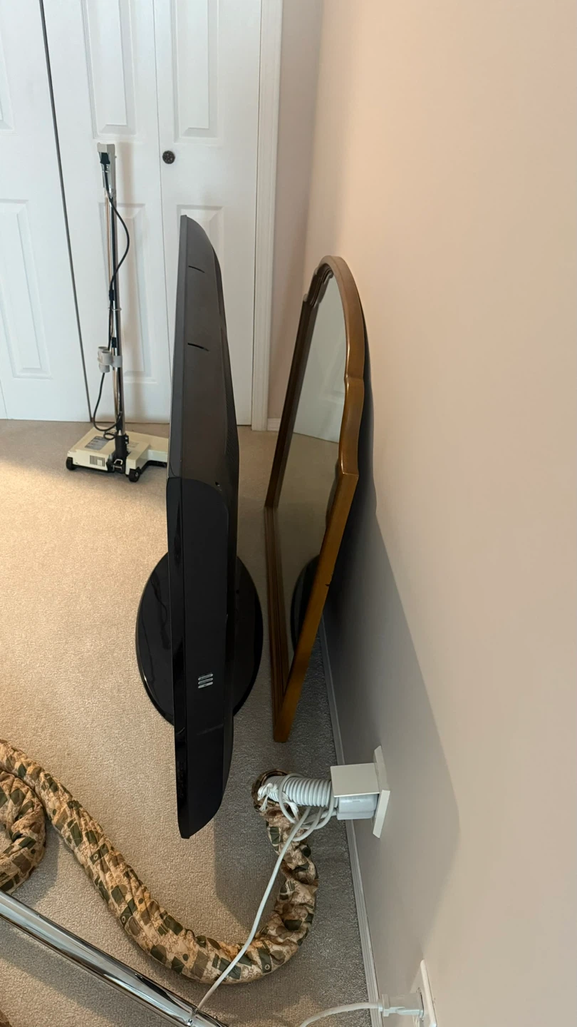 Samsung 52-inch TV - photo 3