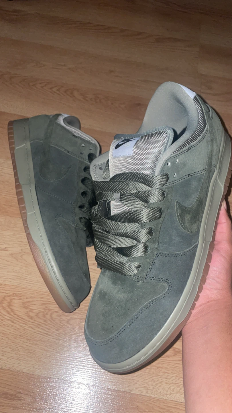 Size 12 men’s Nike Dunk SB Low 35$