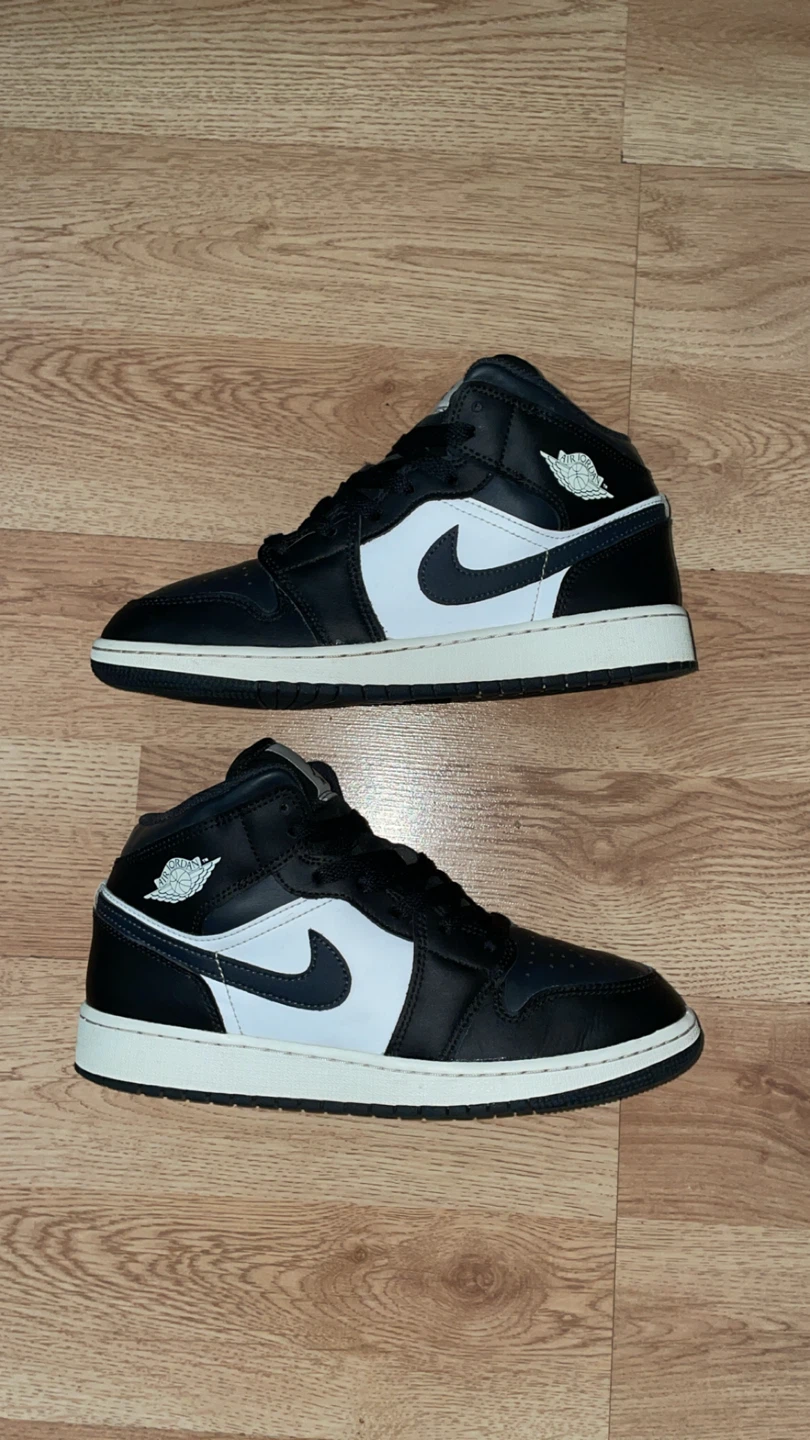 Size 6.5y Jordan 1 15$