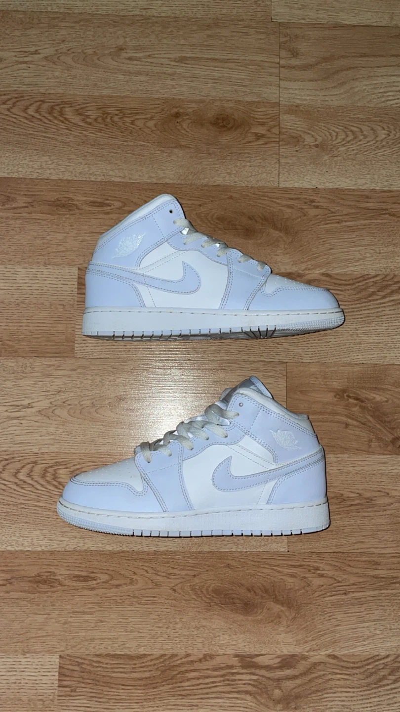 Size 7y Jordan 1 15$