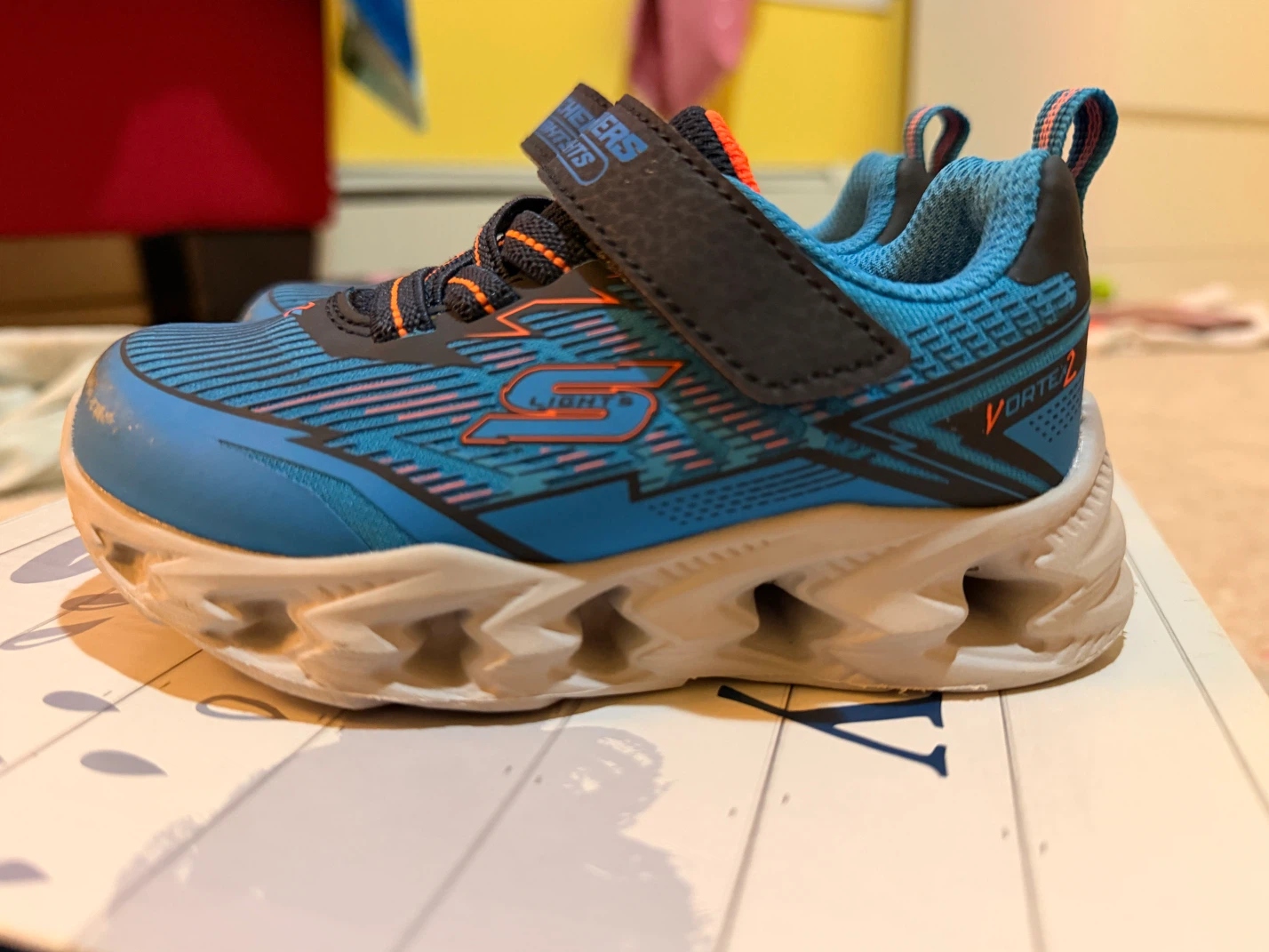 New Skechers "Lights" Vortex 2 Kids Shoes size 7