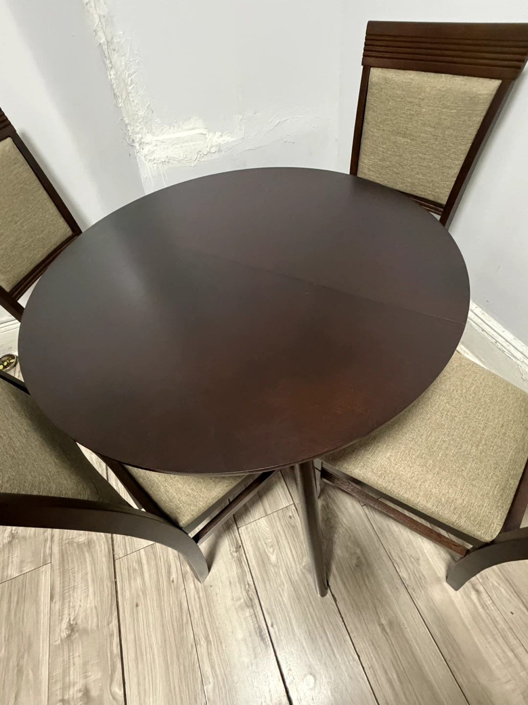 Round Dining Table with 4 Chairs