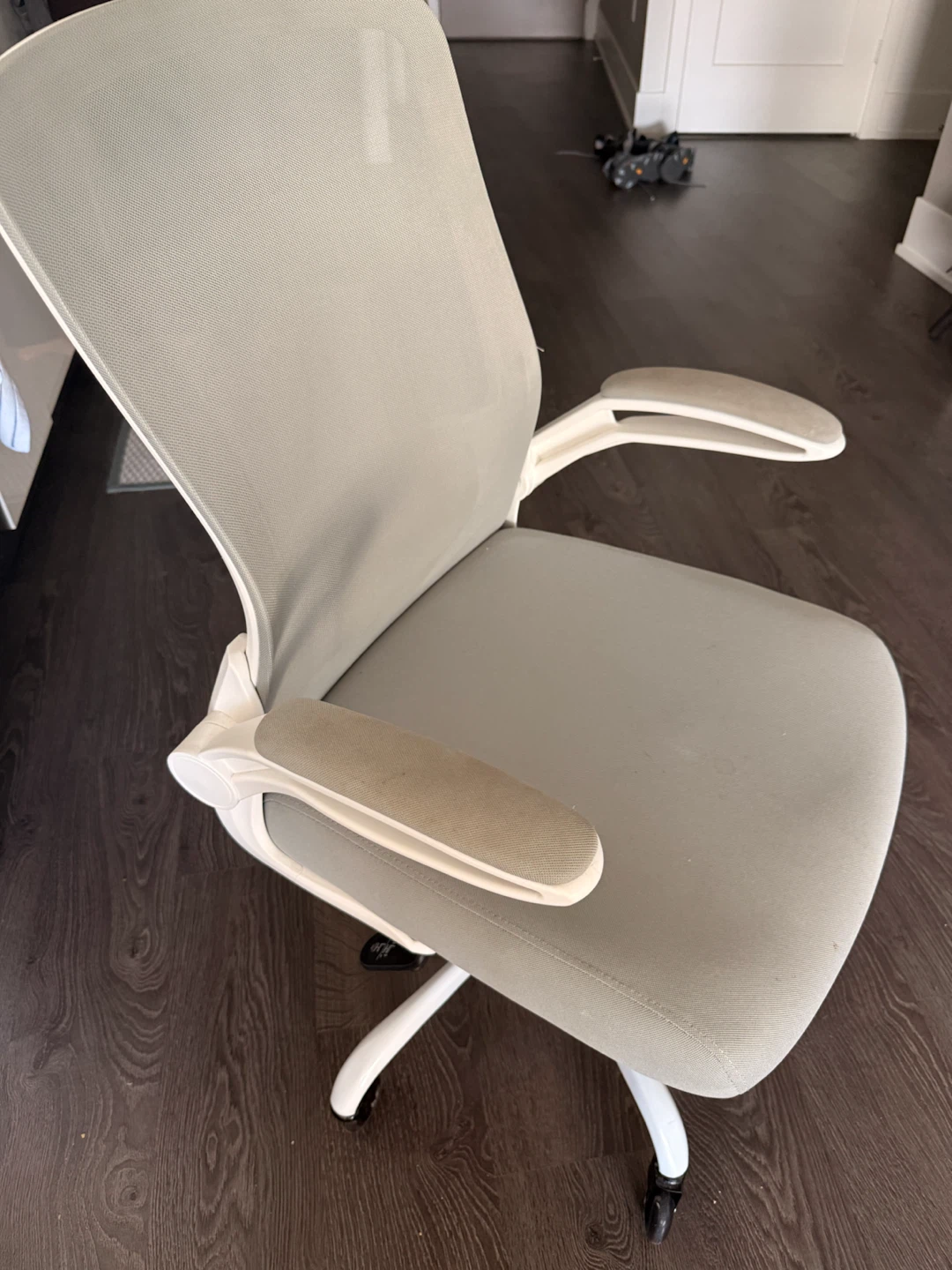 White ergonomic office chair - photo 3